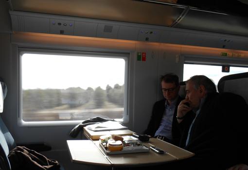 Gergiev, with his biographer, during the train journey to Lleida