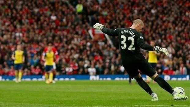 Víctor Valdés, en un partido en Old Trafford