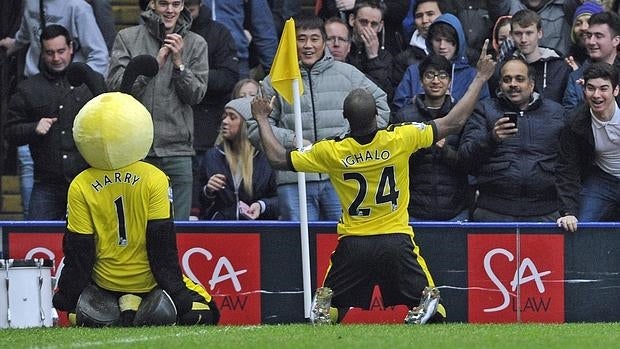La celebración de la mascota después del gol de Ighalo