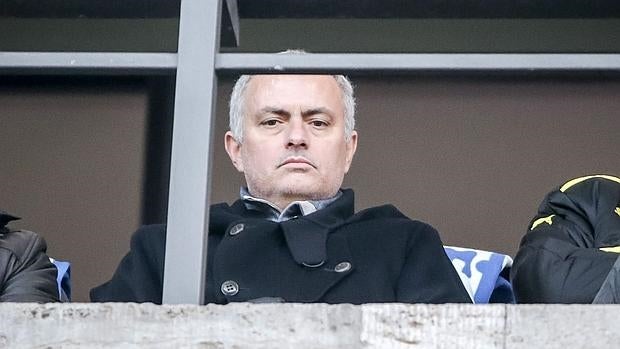 Mourinho, viendo el Hertha-Borussia de este pasado sábado 6 de febrero