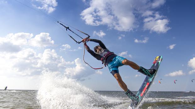 Álex Pastor agarrado a la cometa con la que se practica kitesurf