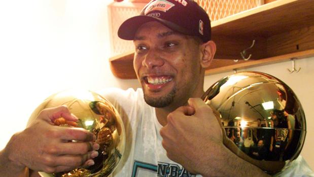Tim duncan posa con el título de campeón de la NBA y de MVP en 1999