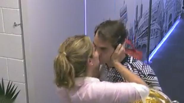 Federer y su esposa Mirka se besan después la final en Australia contra Nadal