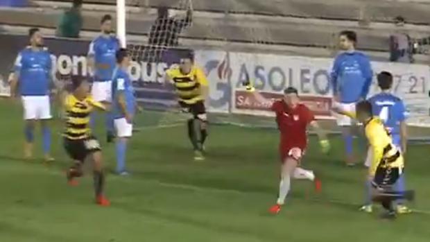 Salcedo, portero del Guadalajara, celebra su gol ante el Almansa