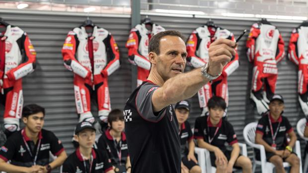 Alberto Puig, con los jóvenes pilotos de la Asia Talent Cup