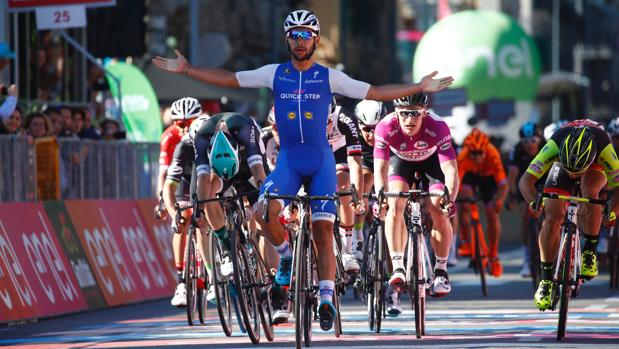 Fernando Gaviria, vencedor en la meta de Messina