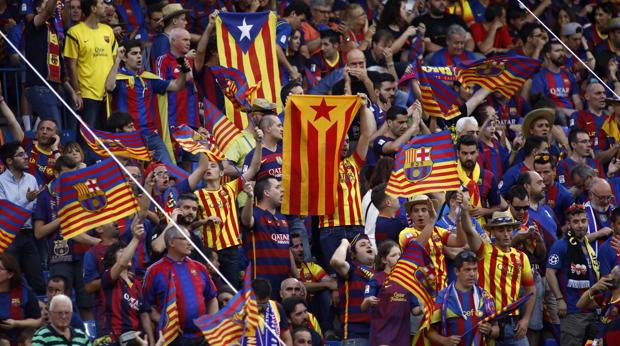 Seguidores del Barcelona con banderas esteladas en la última final de Copa