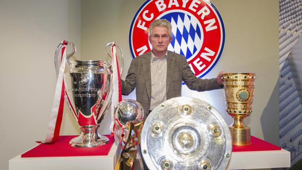 Jupp Heynckes, con algunos de los trofeos conquistados con el Bayern