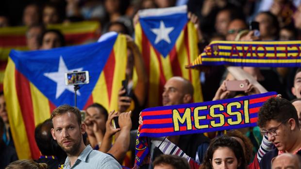 Banderas esteladas en el Camp Nou