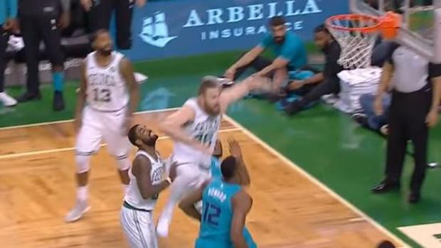 Nba Brutal Codazo De Un Compañero A Kyrie Irving