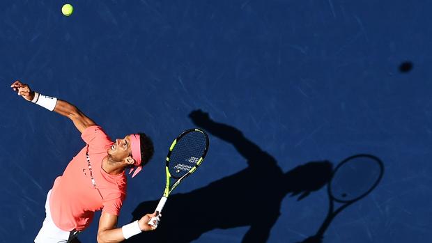 Rafa Nadal realiza un saque durante el pasado US Open
