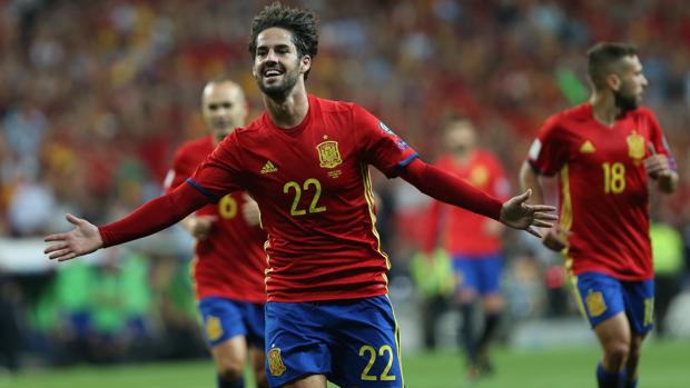 Isco celebra un gol con la selección española