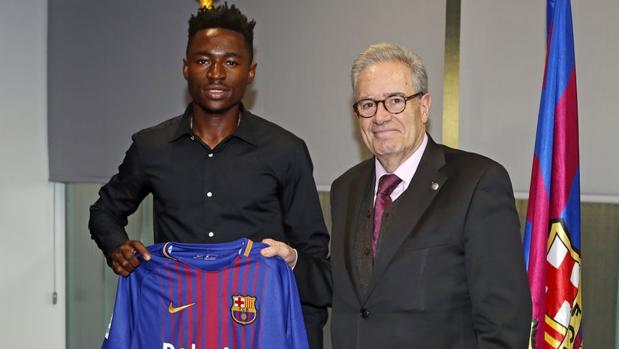 Martin Hongla, cedido por el Granada, junto al directivo Silvio Elías