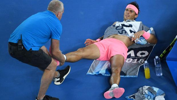 Rafa Nadal, atendido por el fisioterapeuta en el Abierto de Australia