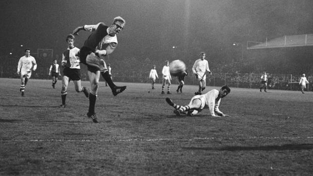 Joop Van Daele, con sus gafas, en un partido del Feyenoord
