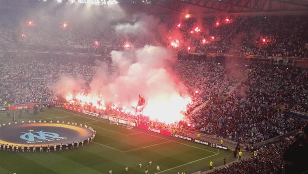 Imagen de las bengalas en el fondo de los ultras del Marsella