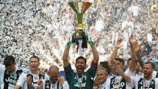 Buffon levantando el título de Serie A 2017-2018