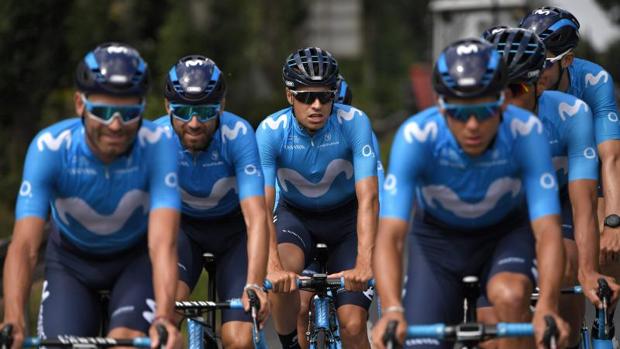 Mikel Landa escoltado por sus compañeros durante la contrarreloj por equipos