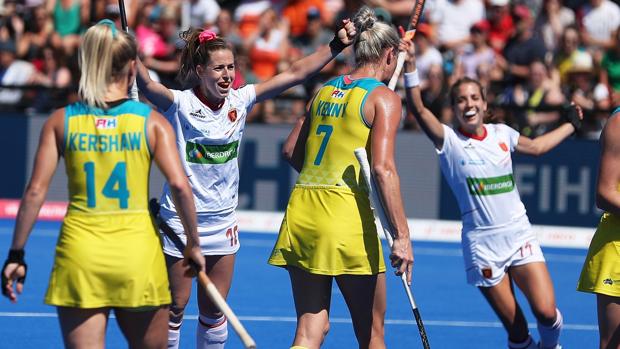 Las española celebran un gol