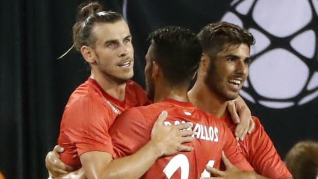 Gareth Bale (i) del Real Madrid celebra con sus compañeros después de anotar un gol