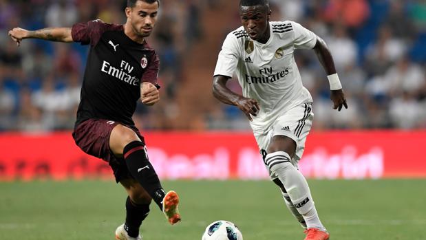 Vinicius intenta superar al milanista Suso