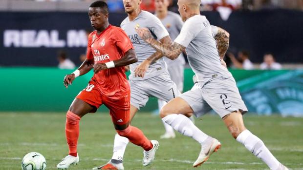 Vinicius Junior dribla a varios rivales en el partido de pretemporada ante la Roma