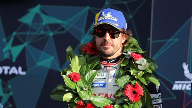 Fernando Alonso en el primer puesto del podio de las seis horas de Silverstone