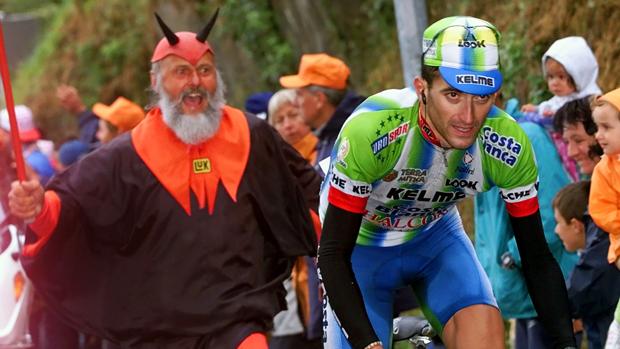 Javier Otxoa en una de las etapas del Tour de Francia en el año 2000