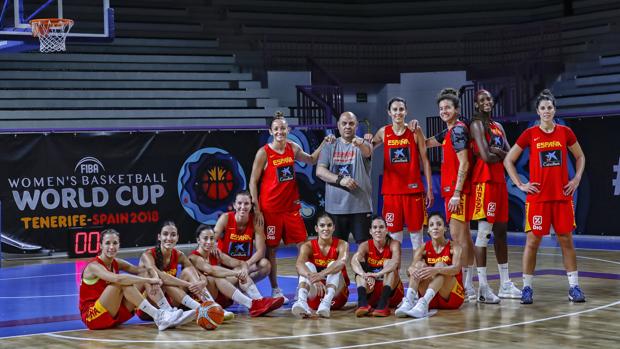 Las jugadoras de España y el seleccionador posan antes del estreno ante Japón
