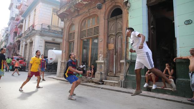 Varios aficonados improvisan un partido en las calles de La Habana