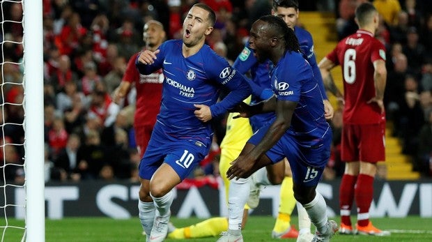 Eden Hazard celebra su gol anotado al Liverpool en la Capital One ante el Liverpool