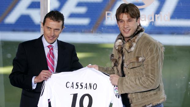 Antonio Cassano con Emilio Butragueño en su presentación con el Real Madrid