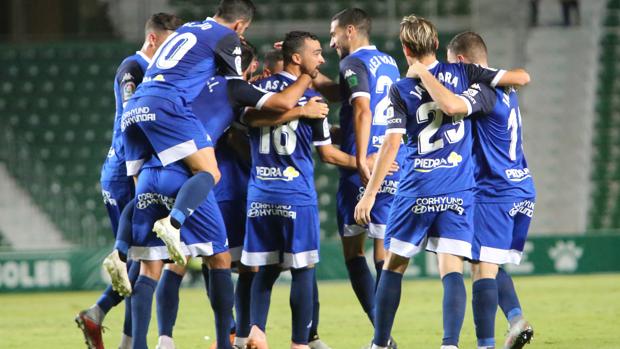 El Córdoba goleó al Elche y logró el pase para los dieciseisavos de final de la Copa del Rey