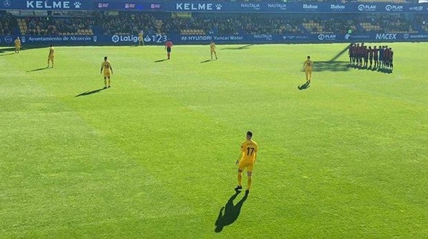 Los jugadores del Recre (de rojo), inmóviles en su campo