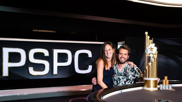 Ramón Colillas posa junto al trofeo del PCA acompañado de su novia