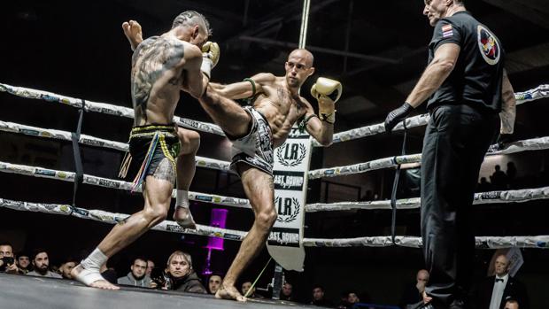 Carlos Coello, campeón mundial de muay thai, en pleno combate
