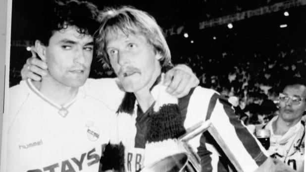 Schuster, con la camiseta del Atlético, consolando a Míchel, tras perder la final de Copa de 1992