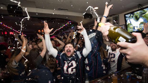 Seguidores de New England Patriots celebran la victoria de su equipo en la Super Bowl 2019