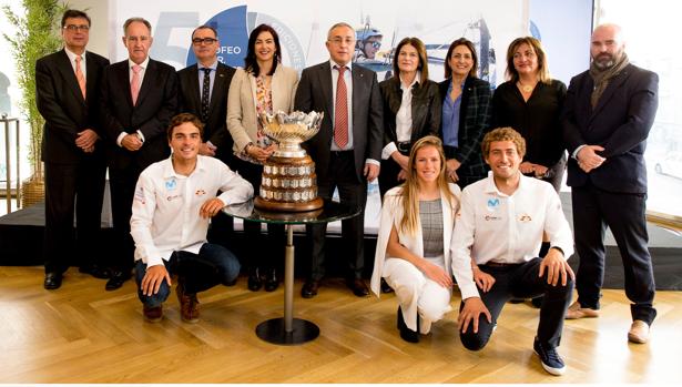Jordi Xammar, Silvia Mas y Nicolás Rodriguez posan con el trofeo