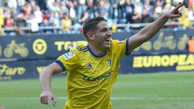 Vallejo celebra un gol con el Cádiz