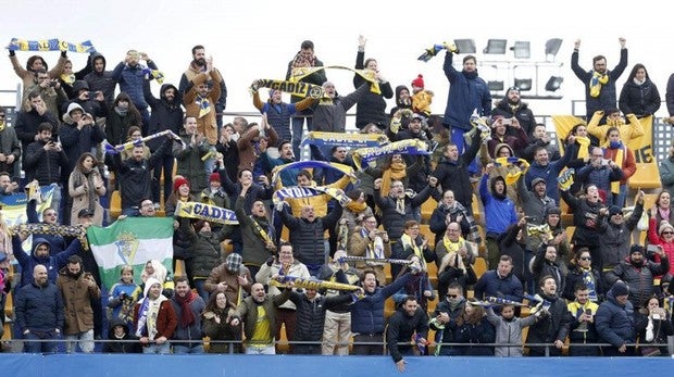 Seguidores del Cádiz, en el partido contra el Alcorcón en Madrid