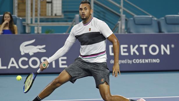 Kyrgios golpea a la bola mirando hacia otro lado
