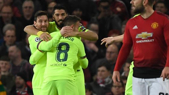 Los jugadores del Barça celebran el gol de Luis Suárez.
