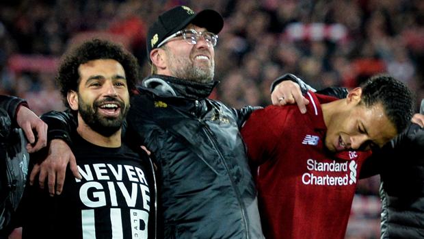Klopp, con sus futbolistas