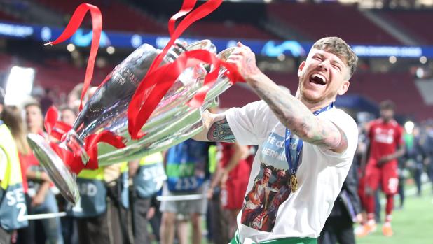 Alberto Moreno, con su camiseta en homenaje a Reyes