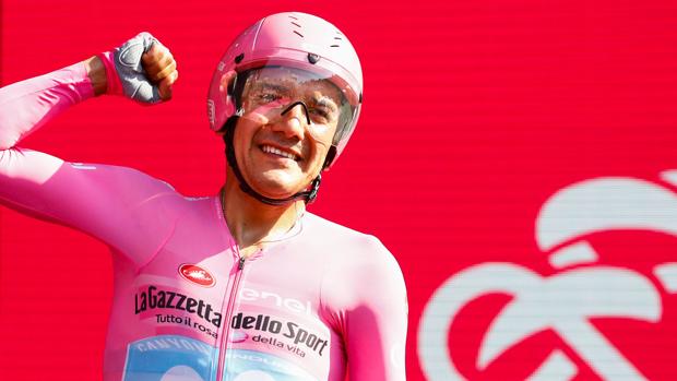 Carapaz celebra su victoria en el Giro