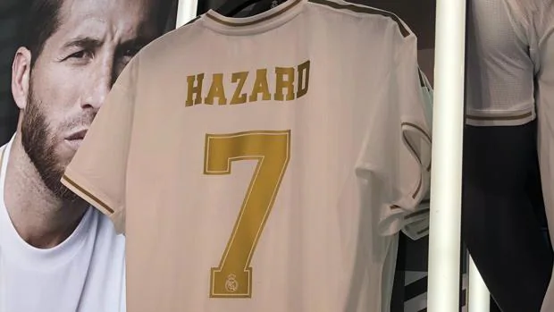 La tienda oficial del Real Madrid pone a la venta la camiseta de Hazard con  el dorsal de Mariano