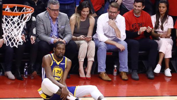 Durant, tras caer lesionado
