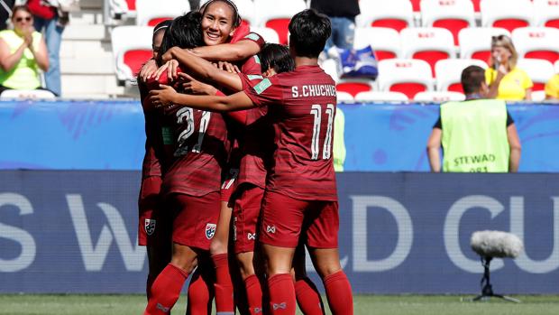 Las futbolistas de Tailandia celebran su gol