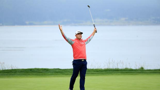 Gary Woodland celebra su primer major en el green del hoyo 18 de Pebble Beach